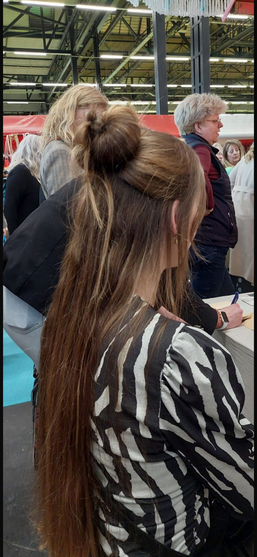 Happy Hair Roll brunette half-up knotje