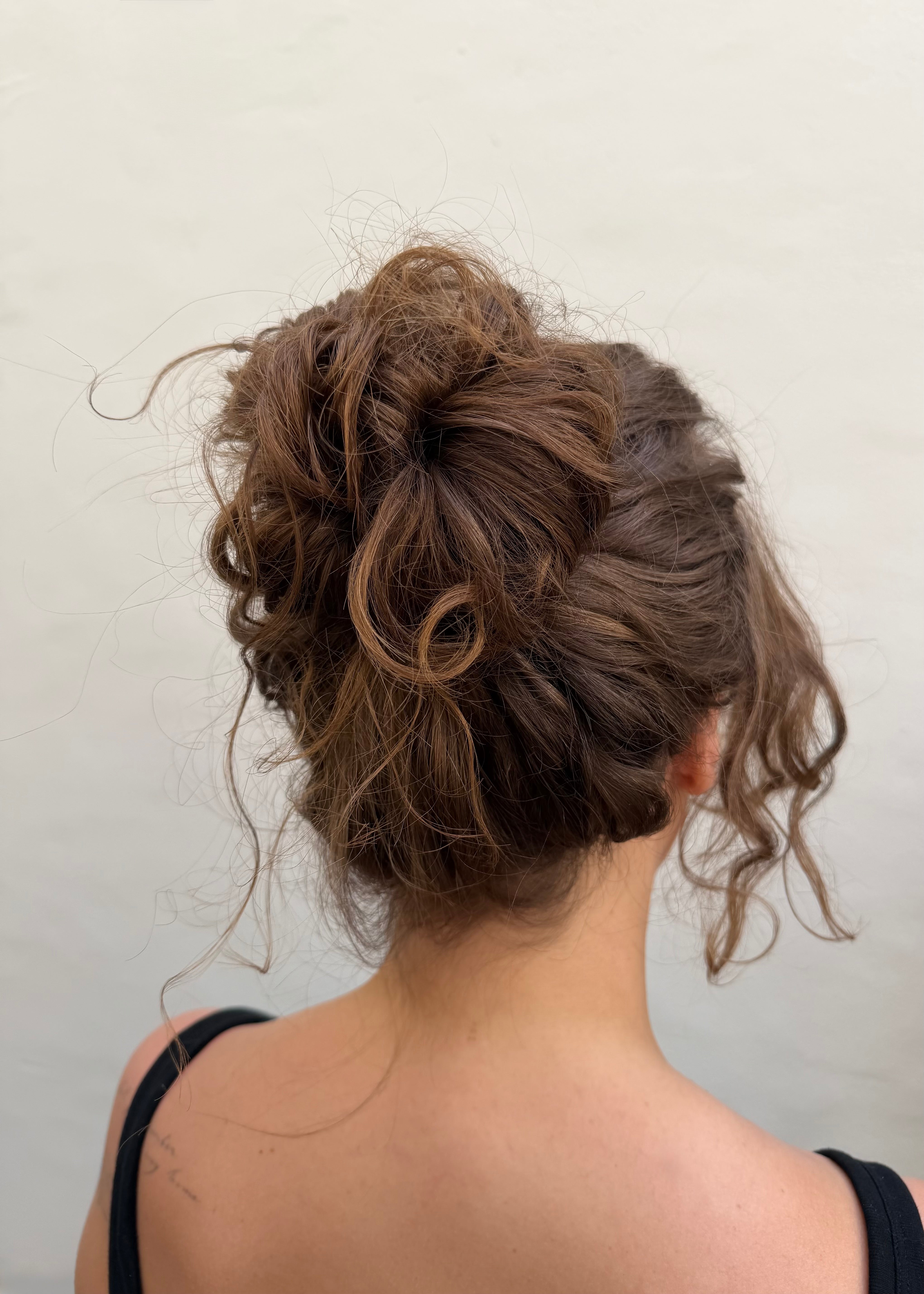 Na: volle messy bun met Happy Hair Roll
